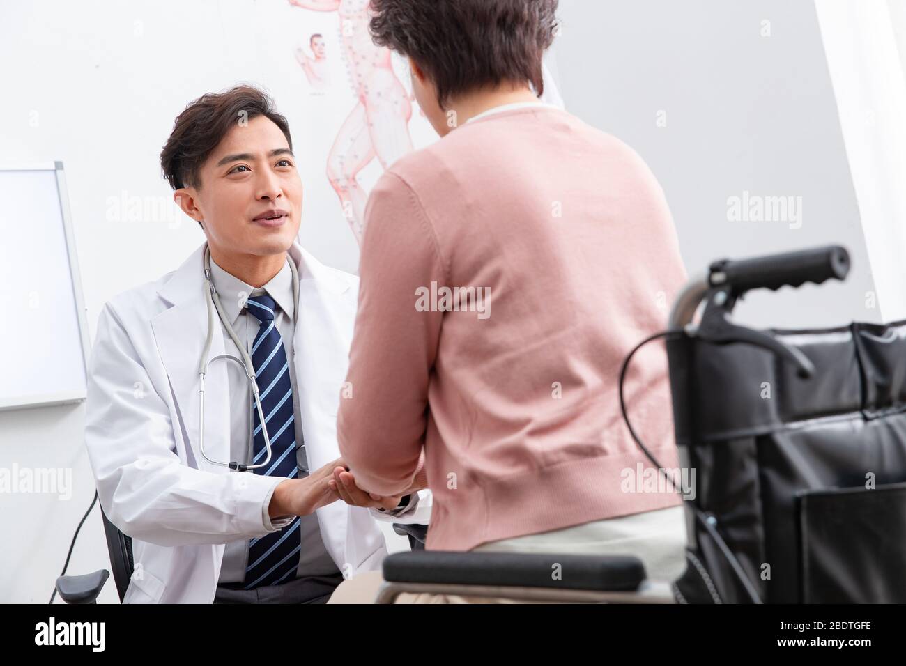 Il medico ha parlato con pazienti anziani Foto Stock