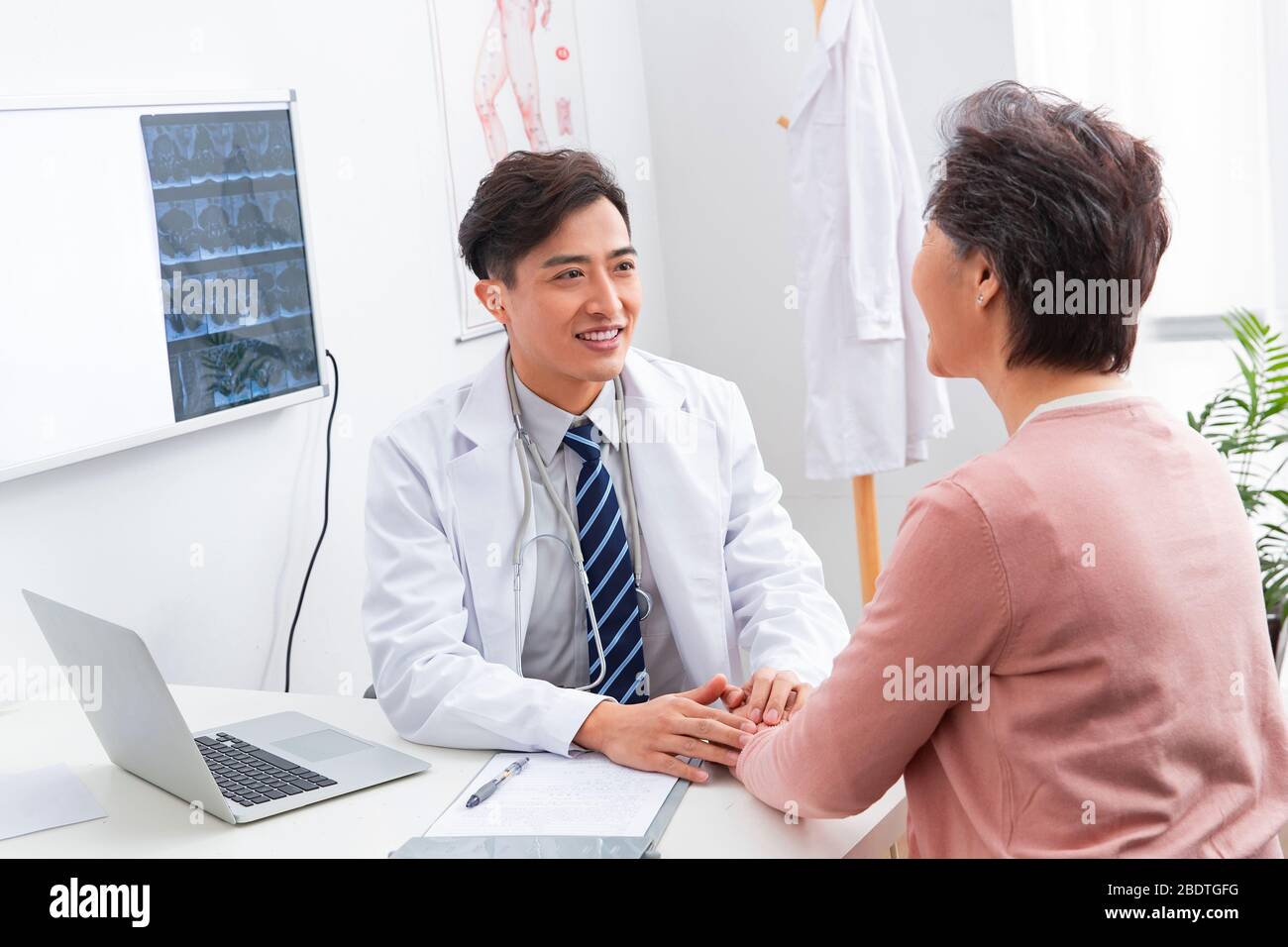 Il medico ha parlato con pazienti anziani Foto Stock