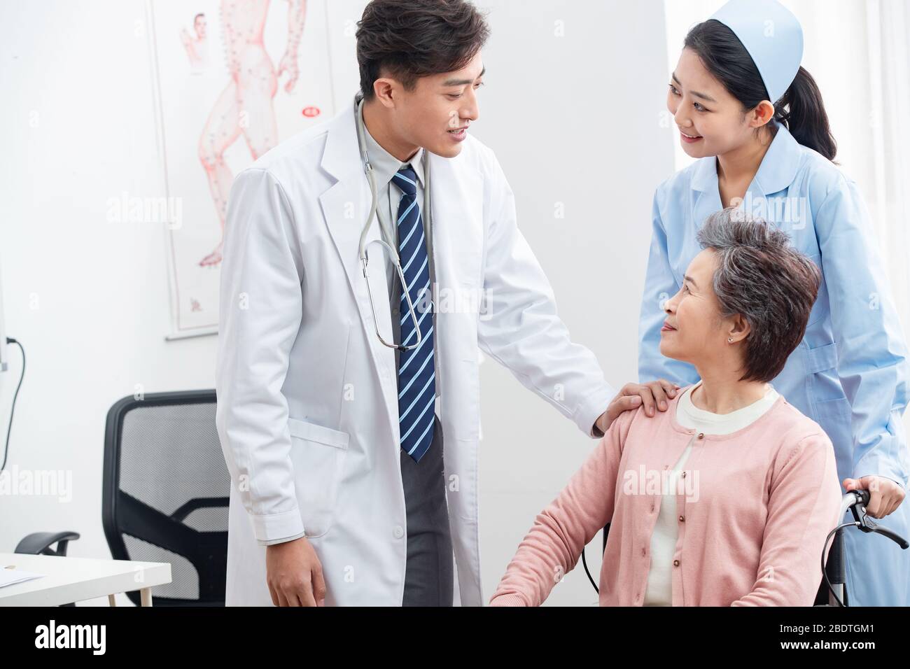 Il medico ha parlato con pazienti anziani Foto Stock