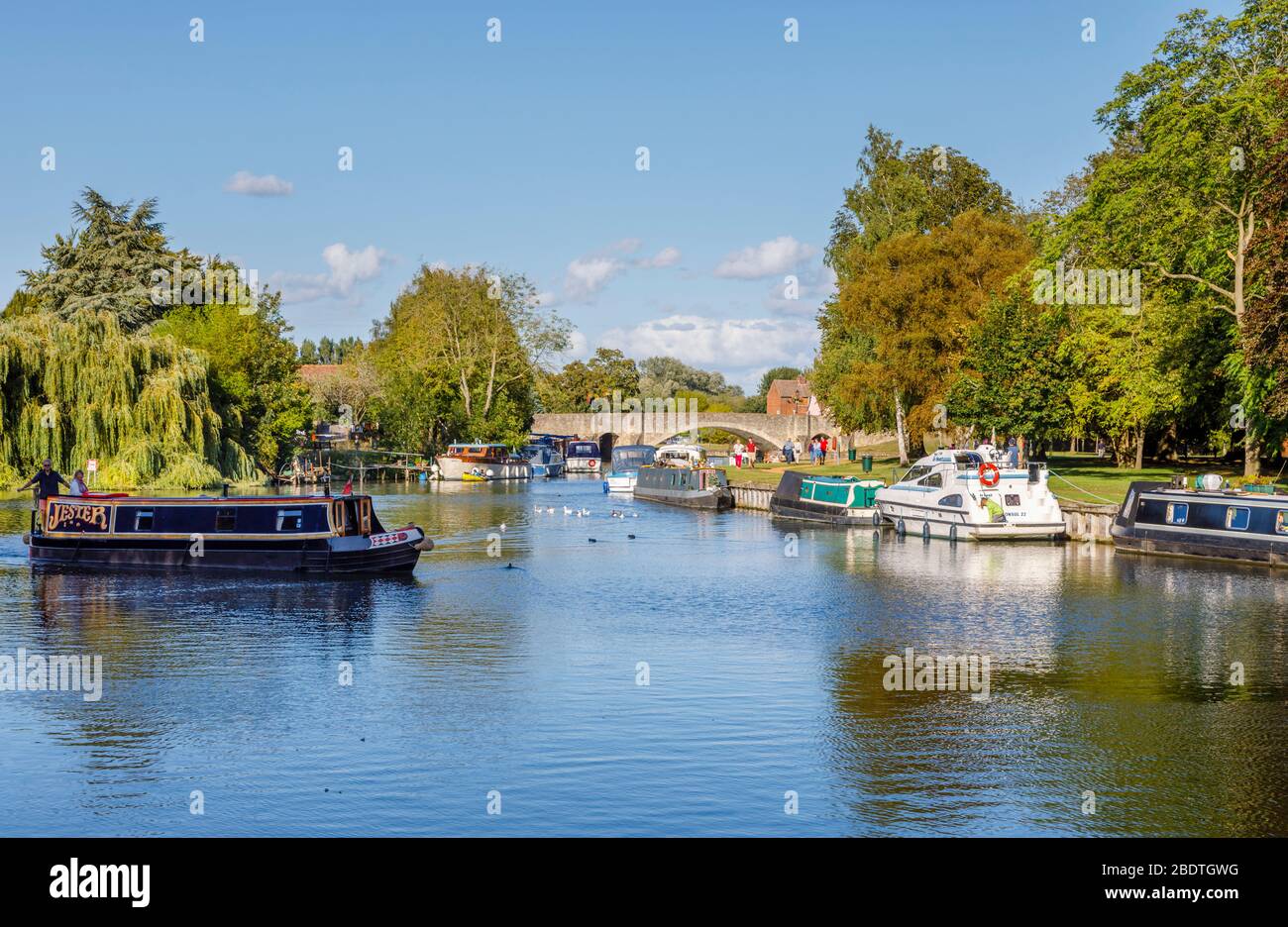 Vista delle barche ormeggiate e degli archi di Abingdon Bridge sul Tamigi ad Abingdon-on-Thames, Oxfordshire, Inghilterra sudorientale, Regno Unito Foto Stock
