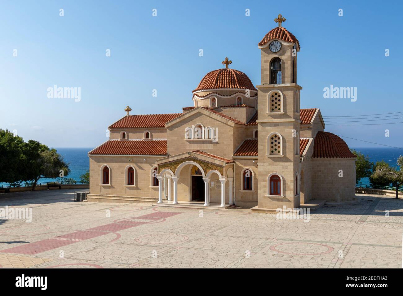 Chiesa di Agios Raphael a Cipro fotografata di giorno con cielo blu sopra e sullo sfondo Foto Stock