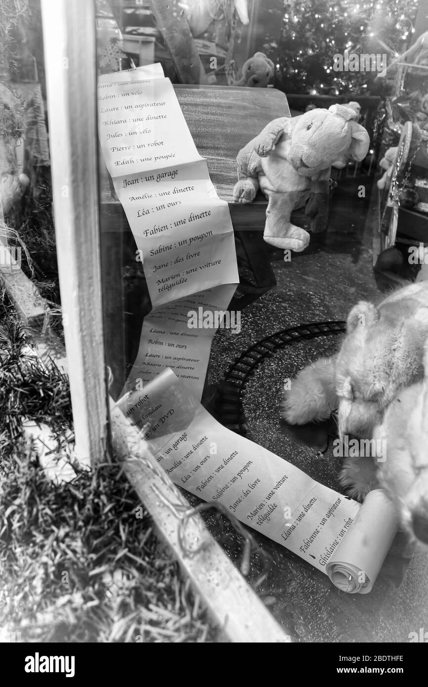 Lista dei desideri di Natale su un mercato di natale durante le vacanze di natale in bianco e nero Foto Stock