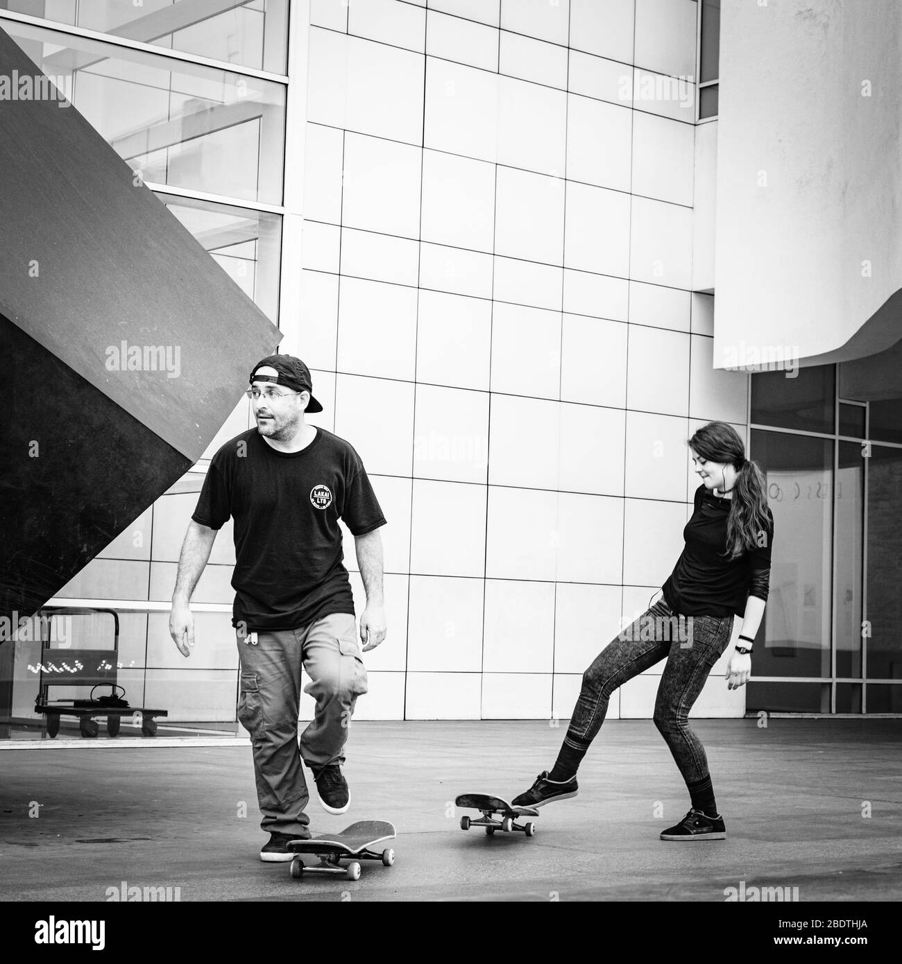 Skateboarders fuori dal Museu d'Art Contemporani de Barcelona (MACBA). Foto Stock
