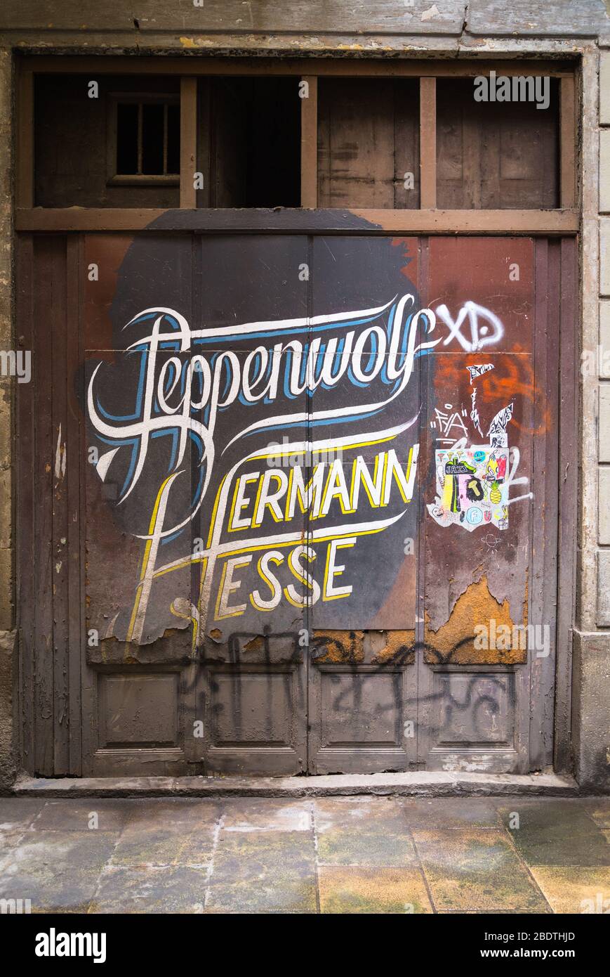 Porta decorata con tag 'Steppenwolf Hermann Hesse' a Barcellona, Spagna. Foto Stock