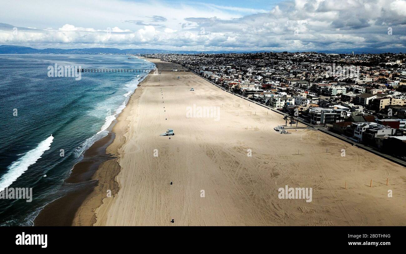 Los Angeles, California, Stati Uniti. 8 Aprile 2020. La spiaggia vuota è vista nella città di Hermosa Beach a causa delle restrizioni di coronavirus. La California si avvicina a 20,000 casi confermati e a 540 decessi da Covid19. Credit: Ringo Chiu/ZUMA Wire/Alamy Live News Foto Stock