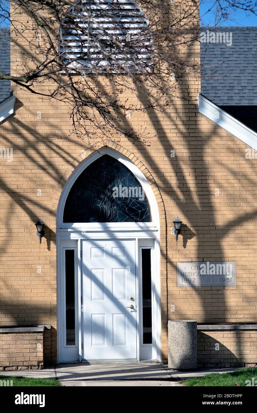 South Elgin, Illinois, Stati Uniti. Una chiesa di ingresso comunità vuoto di persone in una Domenica mattina durante la risposta alla pandemia coronavirus. Foto Stock South Elgin, Illinois, Stati Uniti. Una chiesa di ingresso comunità vuoto di persone in una Domenica mattina durante la risposta alla pandemia coronavirus. Foto Stock
