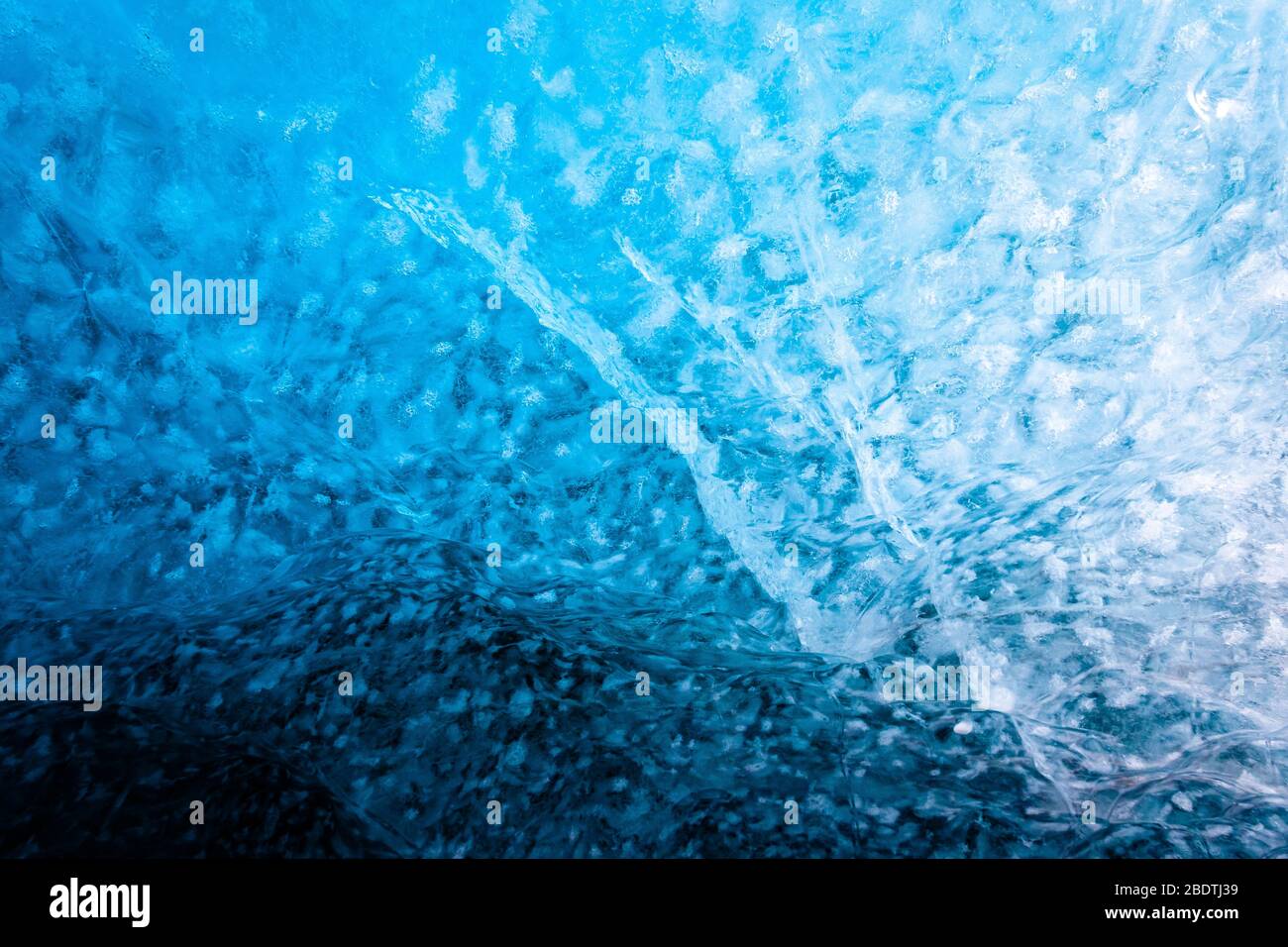 Primo piano del ghiaccio blu in una grotta di ghiaccio, l'Islanda Foto Stock