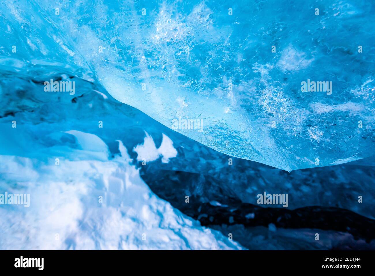 Primo piano del ghiaccio blu in una grotta di ghiaccio, l'Islanda Foto Stock