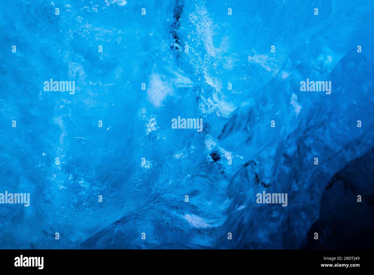 Primo piano del ghiaccio blu in una grotta di ghiaccio, l'Islanda Foto Stock