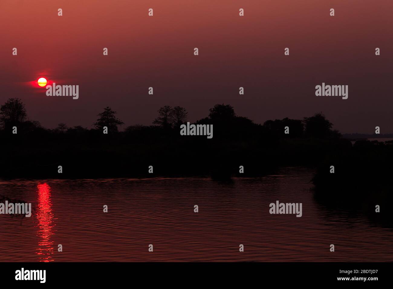 Tramonto sul fiume Mekong vicino all'isola di Don Det nel Delta del Mekong Foto Stock