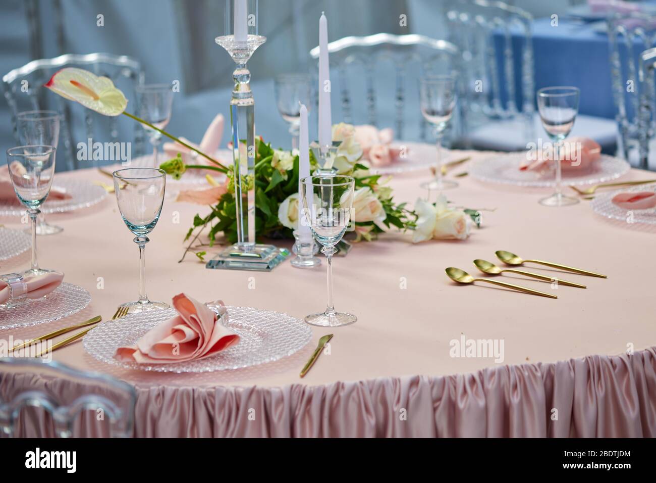 Bella tavola su tovaglia color Coral. Pronto a servire il pranzo Foto Stock