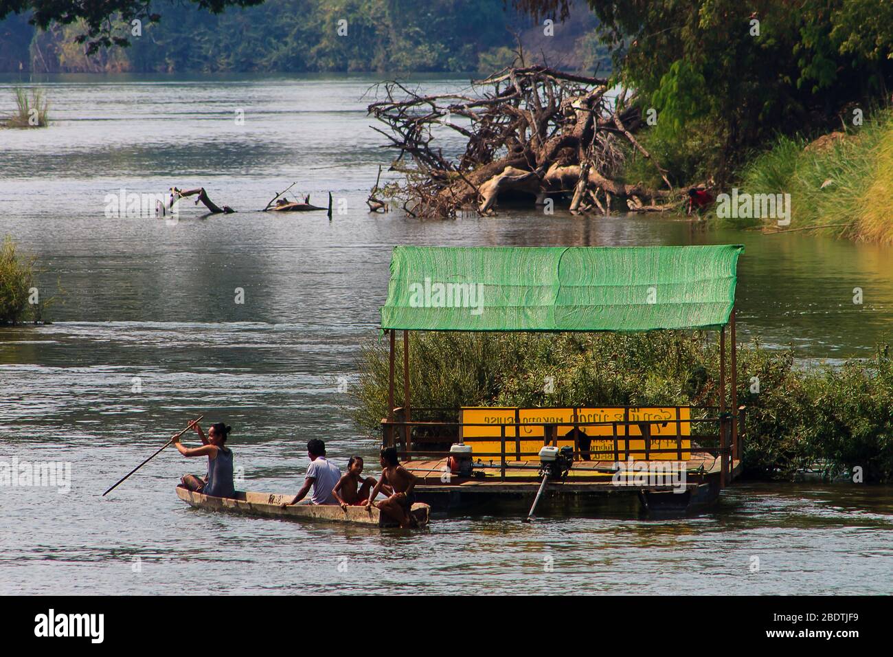 Lao persone con barca e casa sul delta del Mekong, don Det, Laos Foto Stock