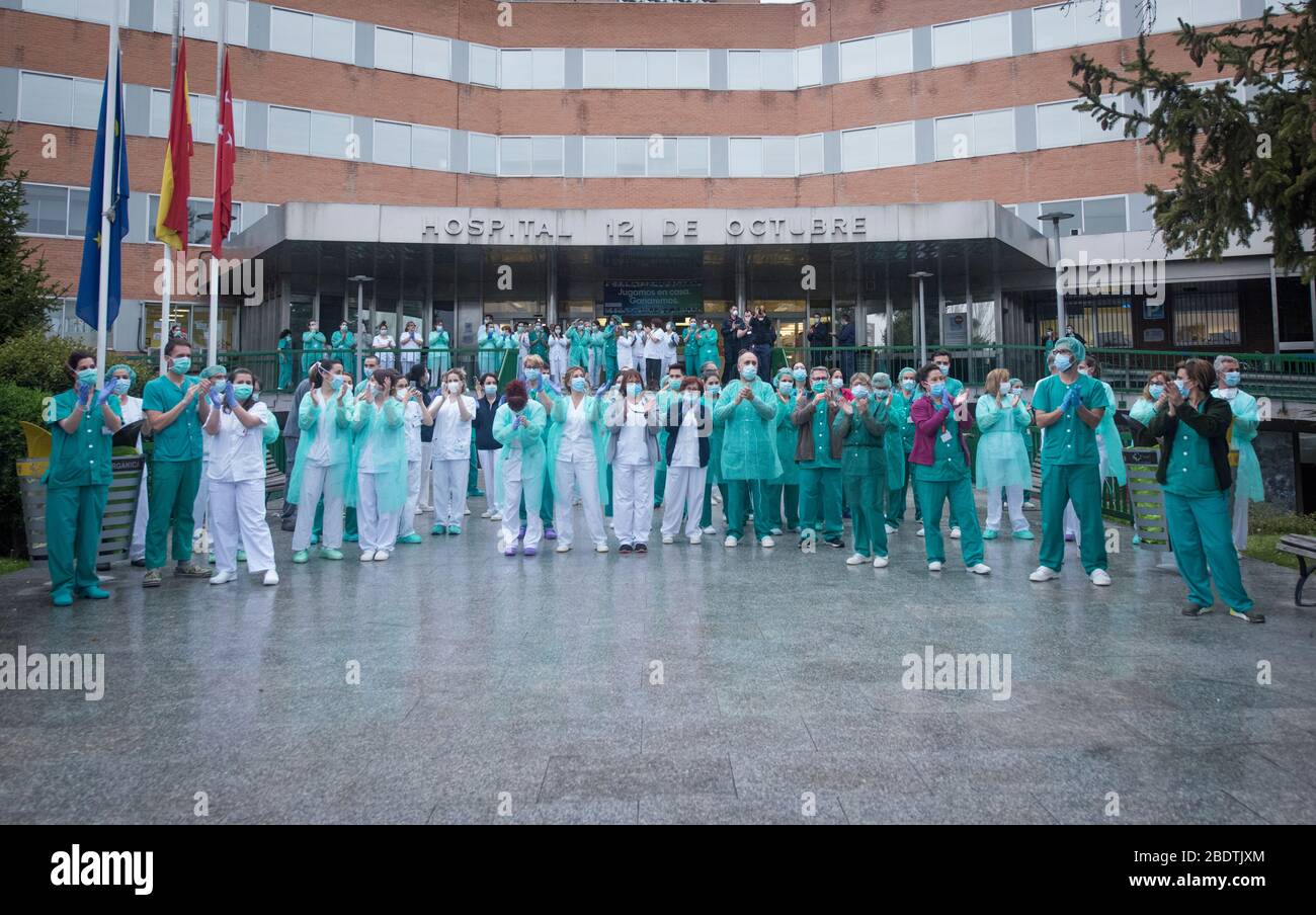 Spagna - Madrid - 9h aprile 2020 - personale sanitario dell'Ospedale 12 de Octubre e della polizia locale che si aggrasta a coloro che mostrano gratitudine alla polizia durante la crisi del coronavirus. Foto Stock