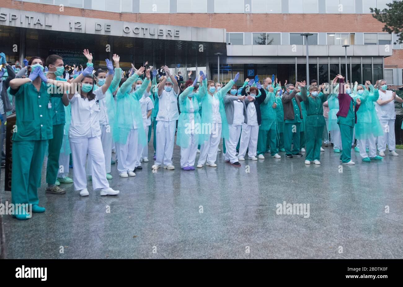 Spagna - Madrid - 9h aprile 2020 - personale sanitario dell'Ospedale 12 de Octubre e della polizia locale che si aggrasta a coloro che mostrano gratitudine alla polizia durante la crisi del coronavirus. Foto Stock