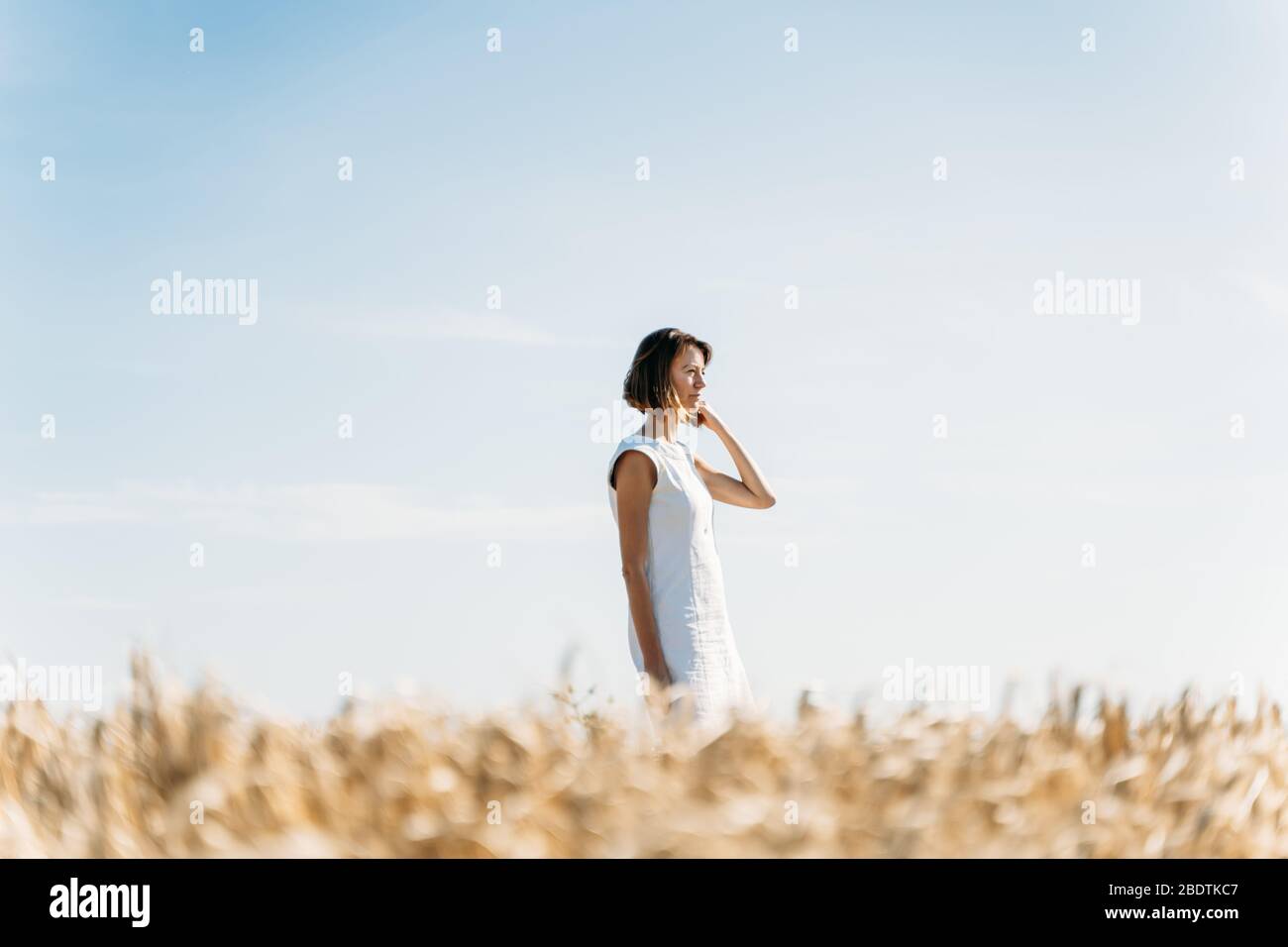 ritratto di una donna caucasica in campagna durante l'estate Foto Stock