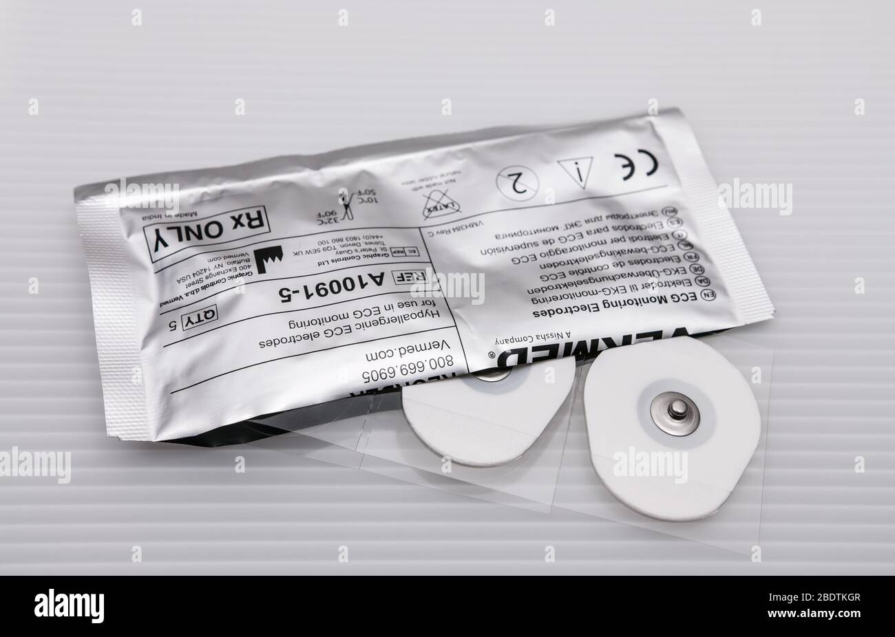 Una confezione aperta (5 elettrodi per busta) di elettrodi di monitoraggio. Foto Stock