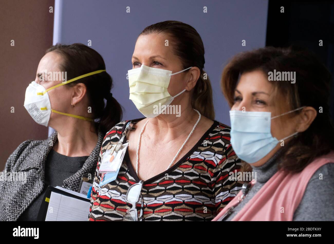 Los Angeles, California, Stati Uniti. 9 Aprile 2020. Gli operatori sanitari salutano mentre la polizia e il personale dei vigili del fuoco di Pasadena si accingeranno davanti all'Huntington Hospital con luci di emergenza e sirene attivate per mostrare apprezzamento agli operatori sanitari nella sala d'emergenza e in tutto l'ospedale di Pasadena, California, giovedì 9 aprile 2020. Credit: Ringo Chiu/ZUMA Wire/Alamy Live News Foto Stock