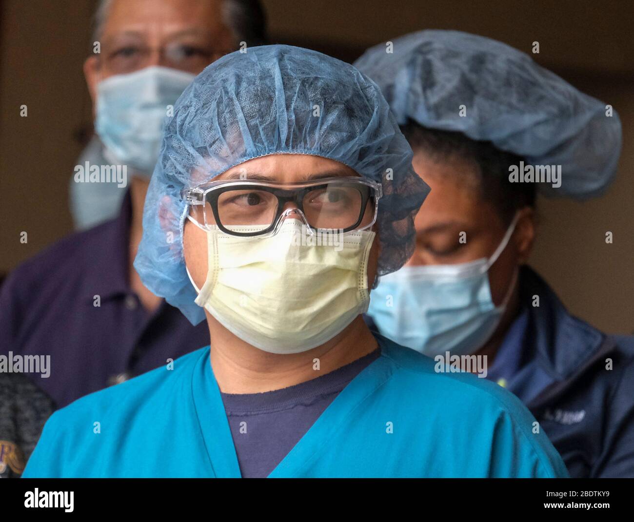 Los Angeles, California, Stati Uniti. 9 Aprile 2020. Gli operatori sanitari salutano mentre la polizia e il personale dei vigili del fuoco di Pasadena si accingeranno davanti all'Huntington Hospital con luci di emergenza e sirene attivate per mostrare apprezzamento agli operatori sanitari nella sala d'emergenza e in tutto l'ospedale di Pasadena, California, giovedì 9 aprile 2020. Credit: Ringo Chiu/ZUMA Wire/Alamy Live News Foto Stock