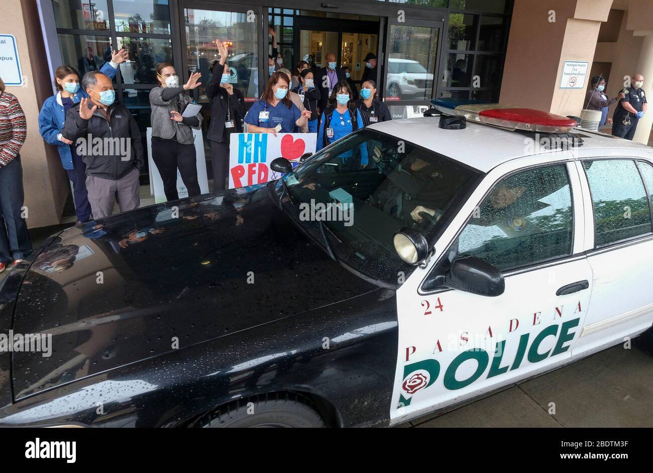 Los Angeles, California, Stati Uniti. 9 Aprile 2020. Gli operatori sanitari salutano mentre la polizia e il personale dei vigili del fuoco di Pasadena si accingeranno davanti all'Huntington Hospital con luci di emergenza e sirene attivate per mostrare apprezzamento agli operatori sanitari nella sala d'emergenza e in tutto l'ospedale di Pasadena, California, giovedì 9 aprile 2020. Credit: Ringo Chiu/ZUMA Wire/Alamy Live News Foto Stock
