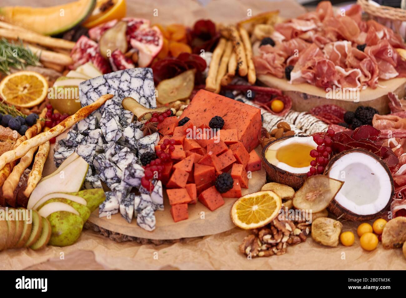 Un primo piano di molti tipi diversi di apisters. Set di spuntini italiani. Foto Stock