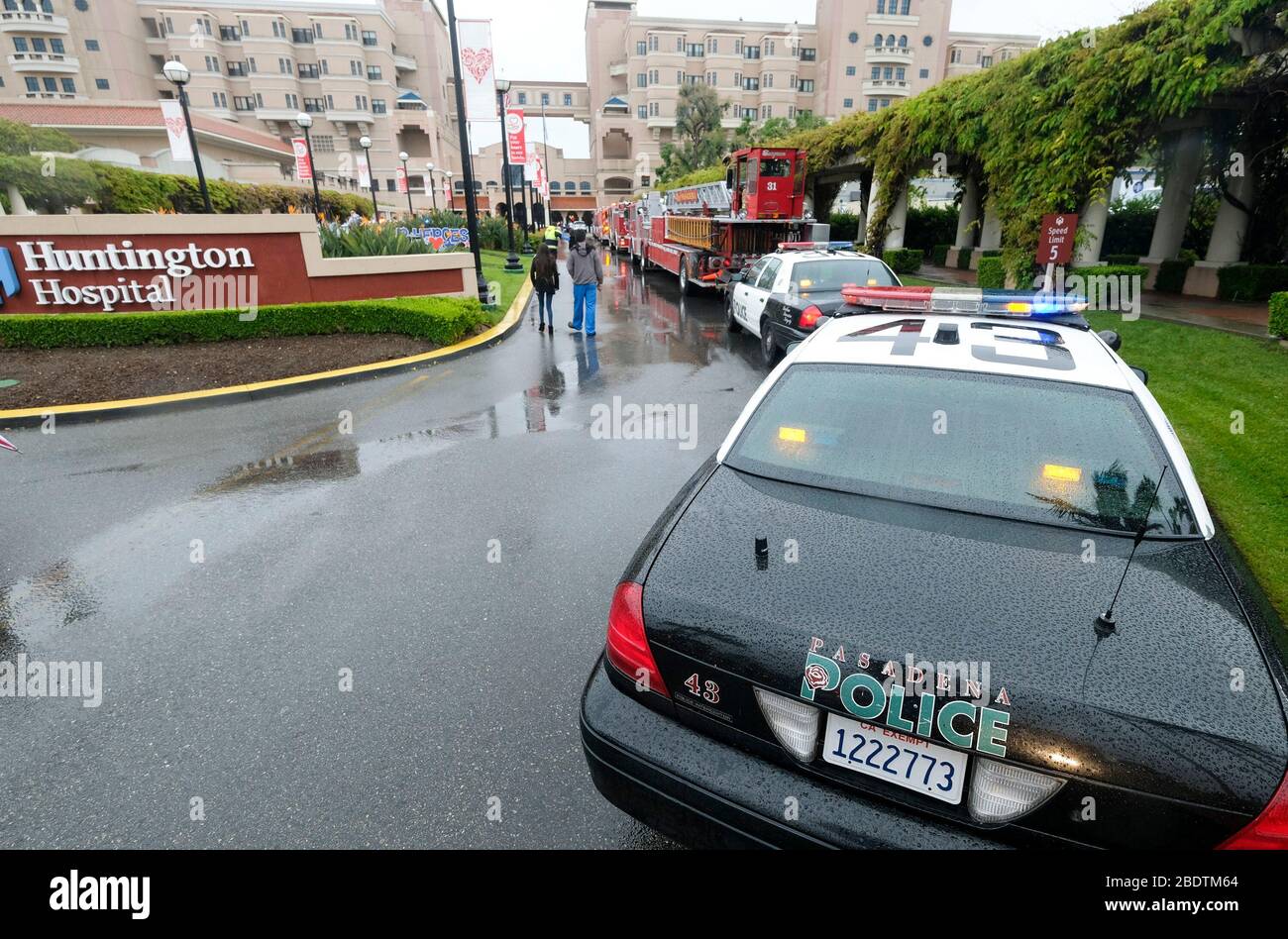 Los Angeles, California, Stati Uniti. 9 Aprile 2020. Il personale della polizia e dei vigili del fuoco di Pasadena si accinge davanti all'Huntington Hospital con luci di emergenza e sirene attivate per mostrare apprezzamento agli operatori sanitari nella sala d'emergenza e in tutto l'ospedale di Pasadena, California, giovedì 9 aprile 2020. Credit: Ringo Chiu/ZUMA Wire/Alamy Live News Foto Stock