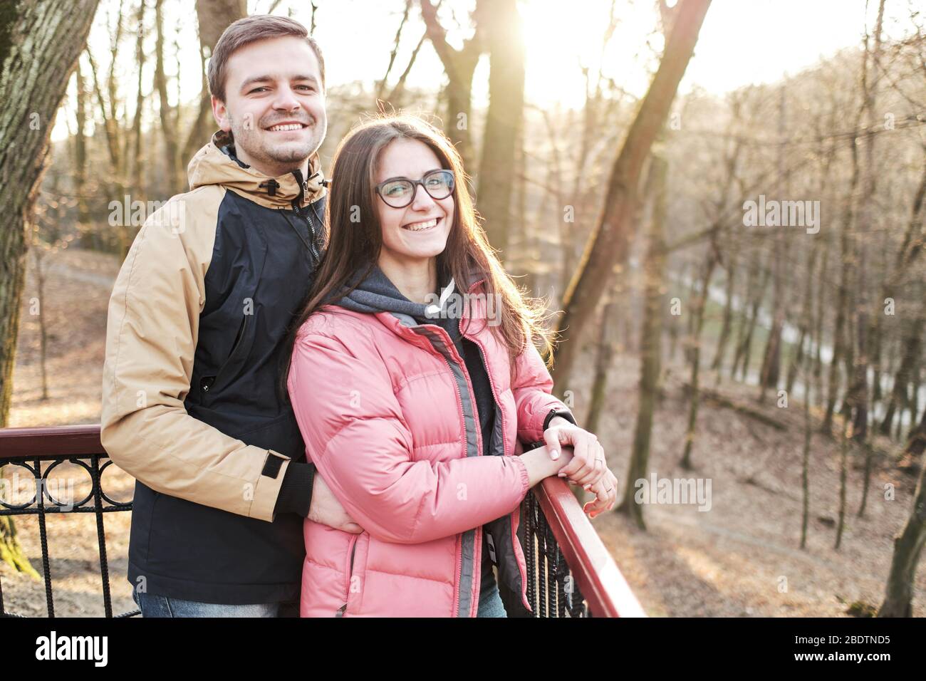 Giovane coppia amorevole godere del sole e la passeggiata calda nel parco primaverile Foto Stock