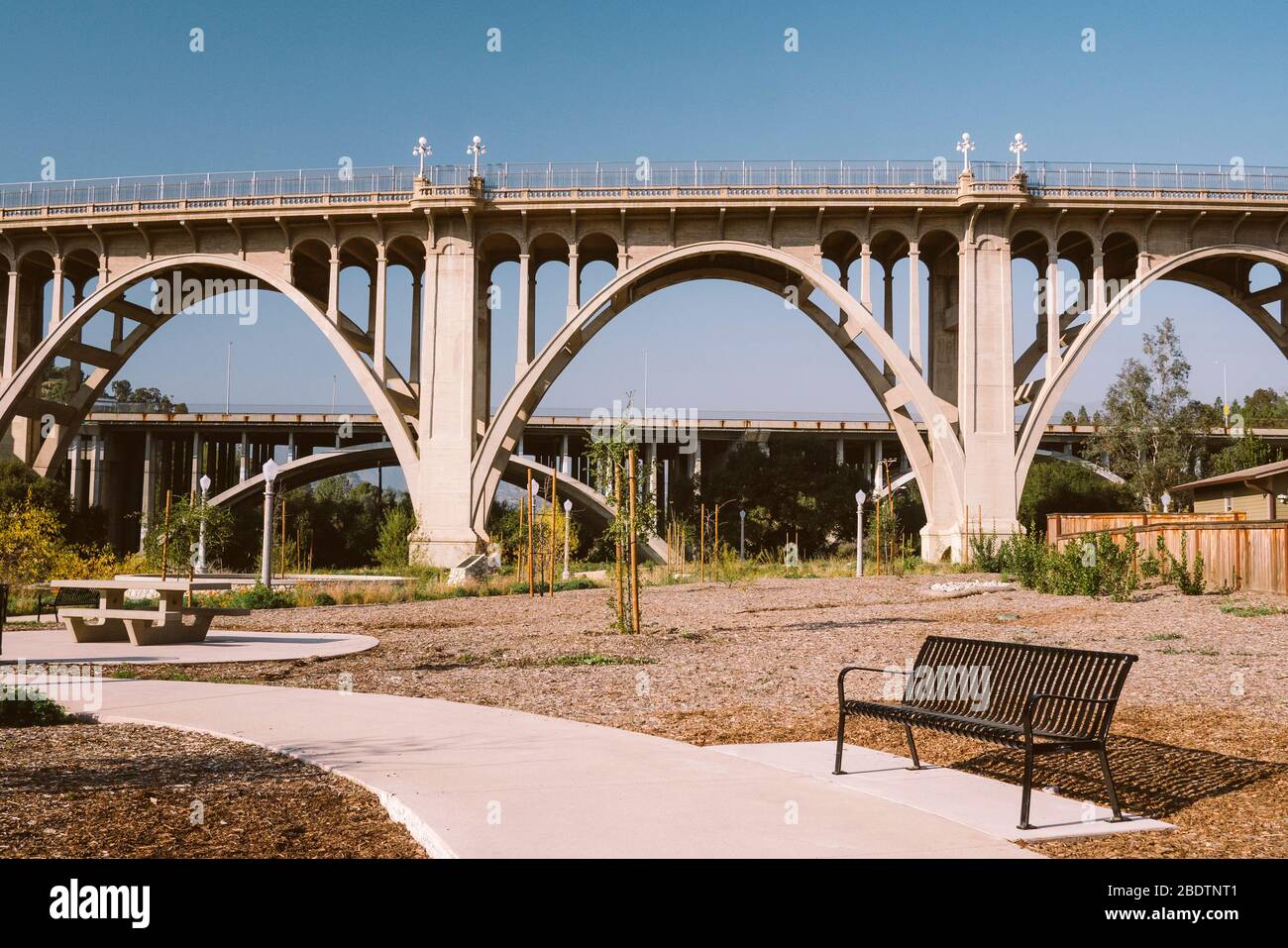 Famoso vecchio ponte in Pasadena California con vista del parco sottostante - natura - giorno Foto Stock