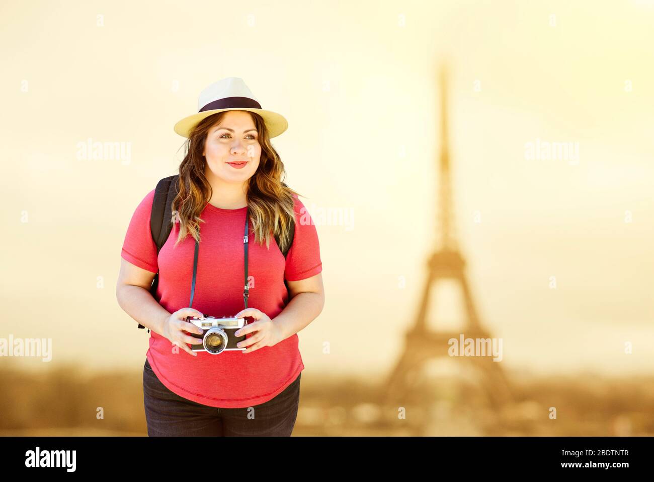 Bella donna escursioni turistiche a Parigi con la sua macchina fotografica - Viaggi - Vacanze - giorno - felice Foto Stock
