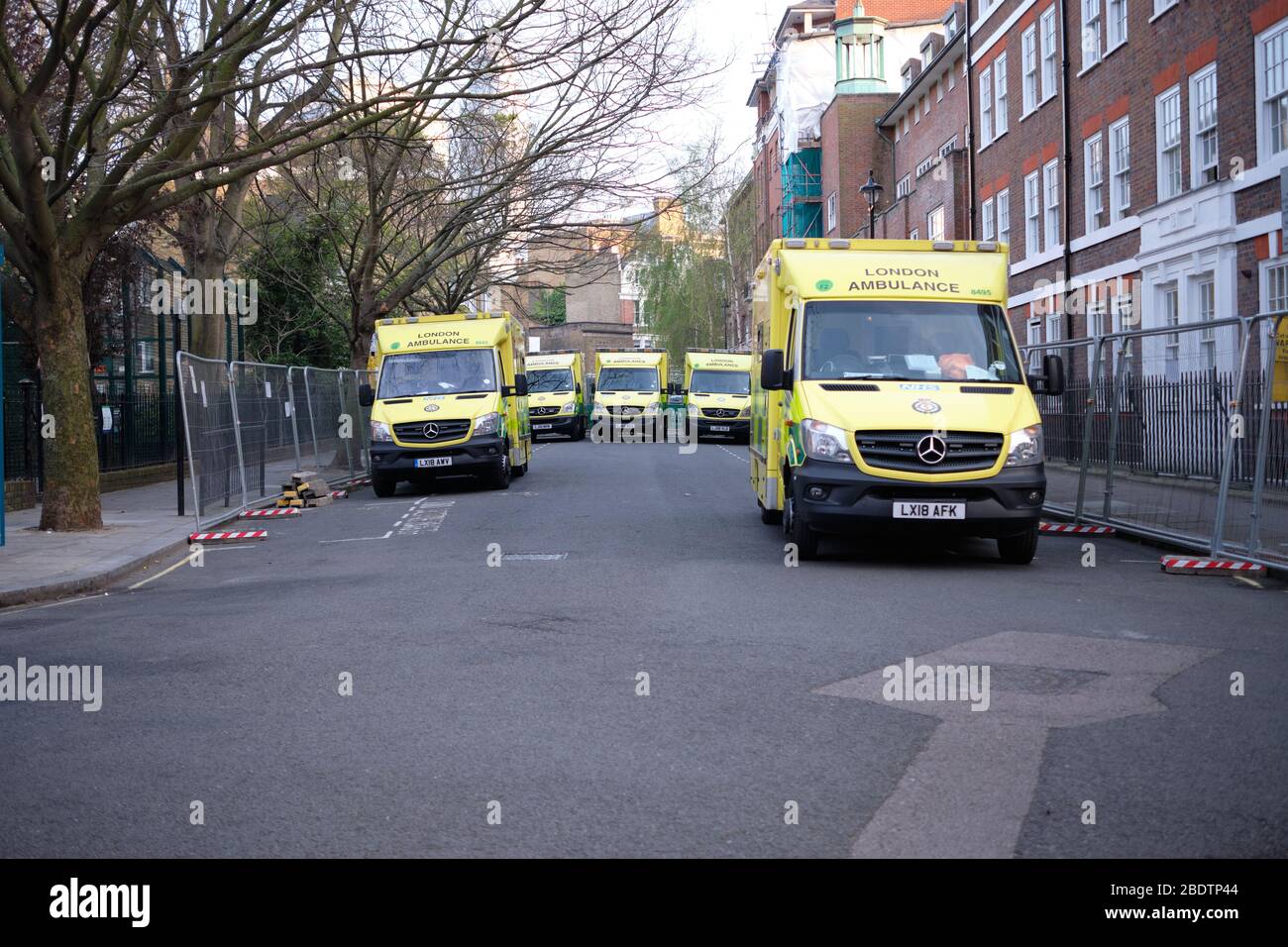 Londra, Regno Unito - 09 aprile 2020: Vista frontale del parco temporaneo di ambulanza in Causton Street, Westminster Londra fuori dalla stazione di ambulanza di Westminster Foto Stock