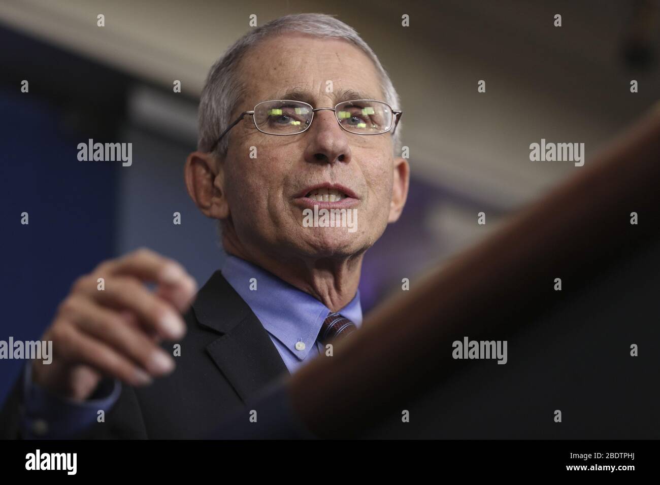 Washington, Stati Uniti. 9 aprile 2020. Il Dr. Anthony Fauci, direttore del National Institute of Allergy and Infectious Diseases, parla durante un briefing stampa con i membri della Task Force di Coronavirus nella Brady Press Briefing Room della Casa Bianca, giovedì 9 aprile 2020 a Washington, DC. Più di 19 milioni di persone sono senza lavoro nelle ultime tre settimane grazie a COVID-19. Foto di Oliver Contreras/UPI Credit: UPI/Alamy Live News Foto Stock