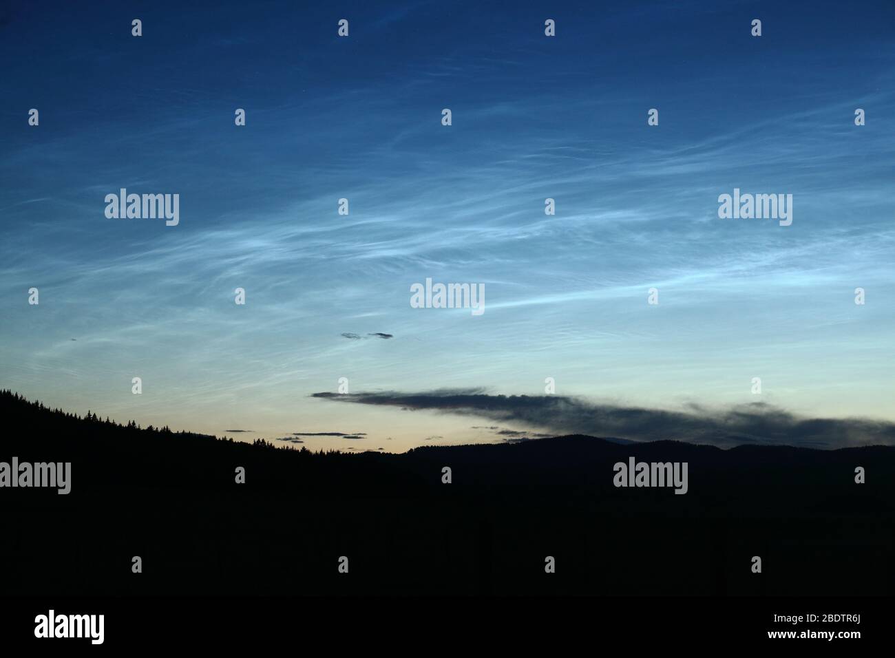 Nottilucente nuvole su Alberta Foto Stock