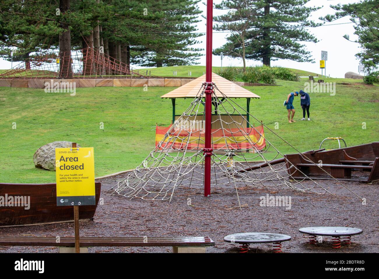 Sydney, Australia. Venerdì 10 aprile 2020. I parchi giochi per bambini a Palm Beach sulle spiagge settentrionali di Sydney rimangono chiusi dal consiglio locale durante l'epidemia di Coronavirus. Credit Martin Berry/Alamy Live News Foto Stock