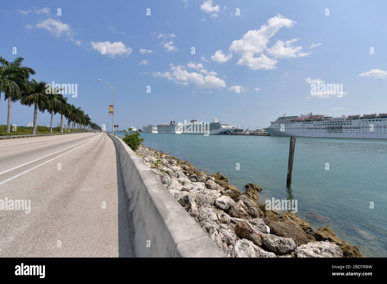 MIAMI BEACH, FL - 09 APRILE: COVID-19: Escluso dagli hotel di Miami, 13 i passeggeri di Coral Princess riman in nave per altri 14 giorni il 09 aprile 2020 a Miami Beach, Florida persone: Coral Princess Foto Stock