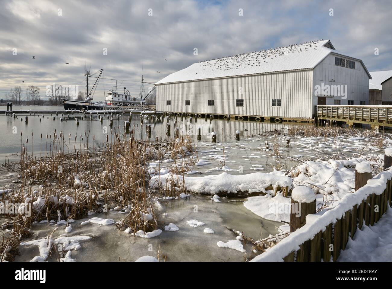 Britannia Shipyards National Historic Site Richmond. Neve invernale presso lo storico cantiere navale Britannia Heritage sulle rive del fiume Fraser a Steve Foto Stock