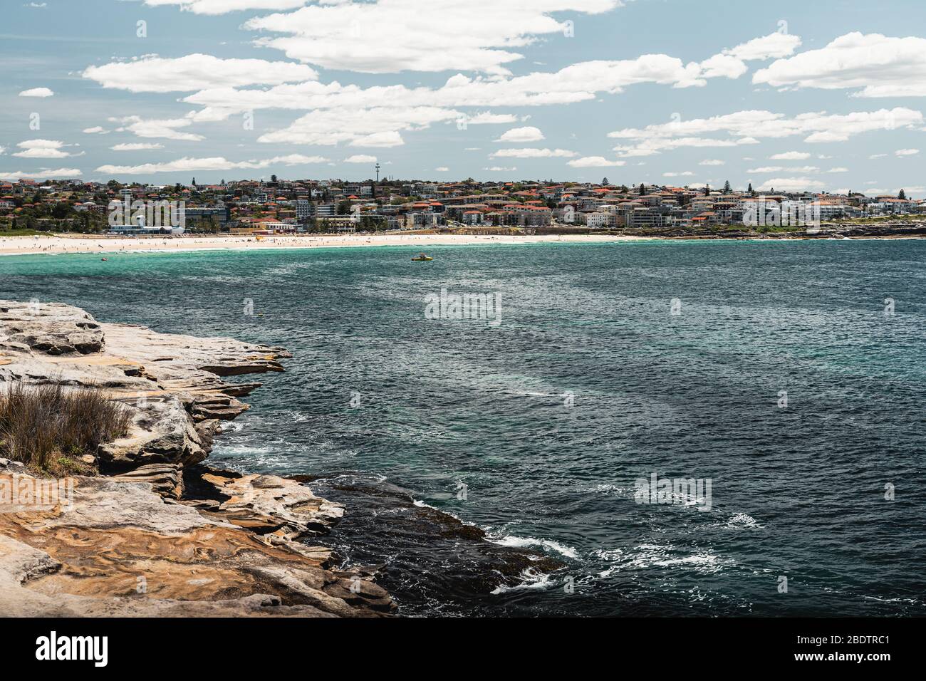 La vista della spiaggia di Maroubra in una giornata estiva, come visto dall'inizio della passeggiata costiera del Parco Nazionale di Malabar Headland. Foto Stock