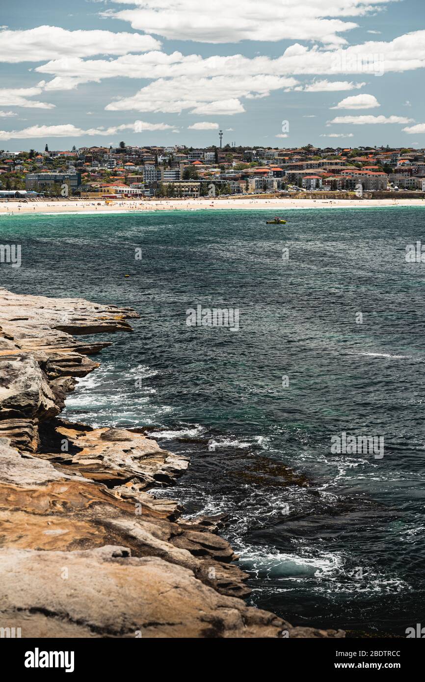 La vista della spiaggia di Maroubra in una giornata estiva, come visto dall'inizio della passeggiata costiera del Parco Nazionale di Malabar Headland. Foto Stock