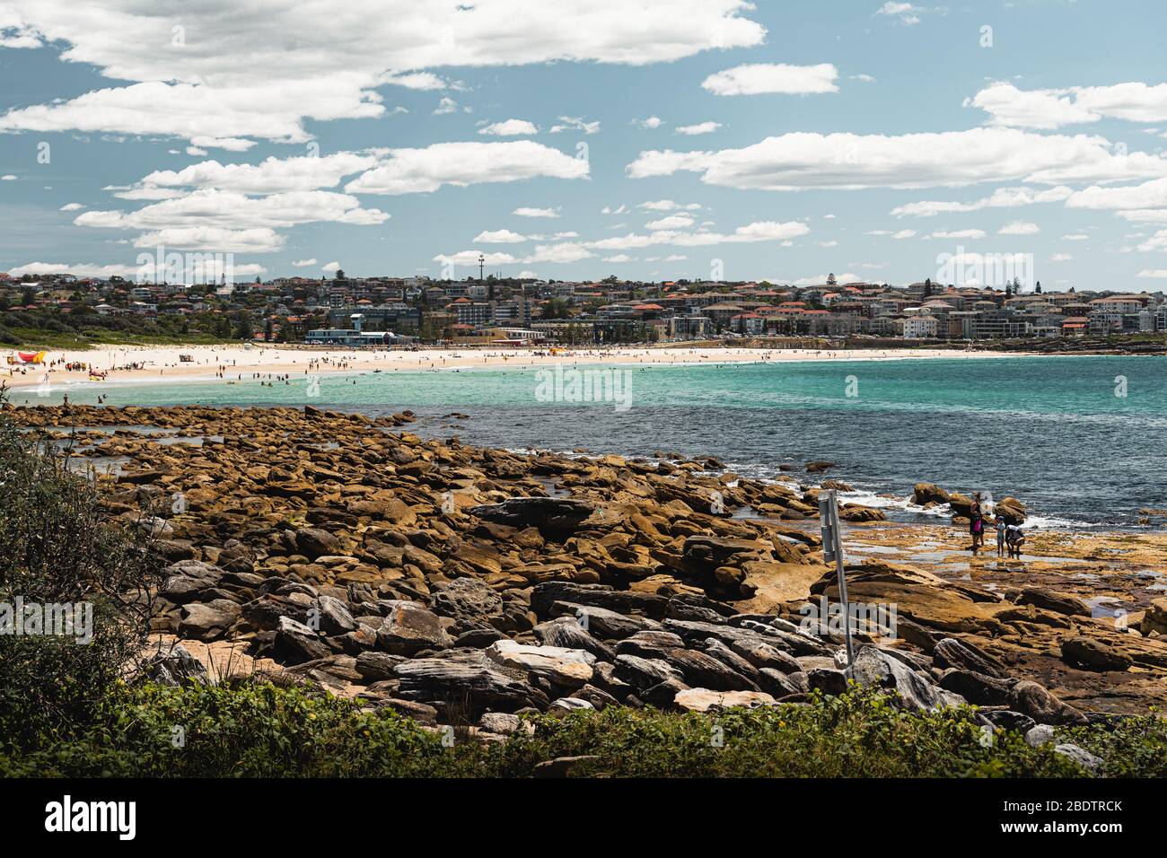 Persone che godono Maroubra Beach in una giornata estiva luminosa, come visto dall'inizio del Malabar Headland National Park Coastal Walk. Foto Stock