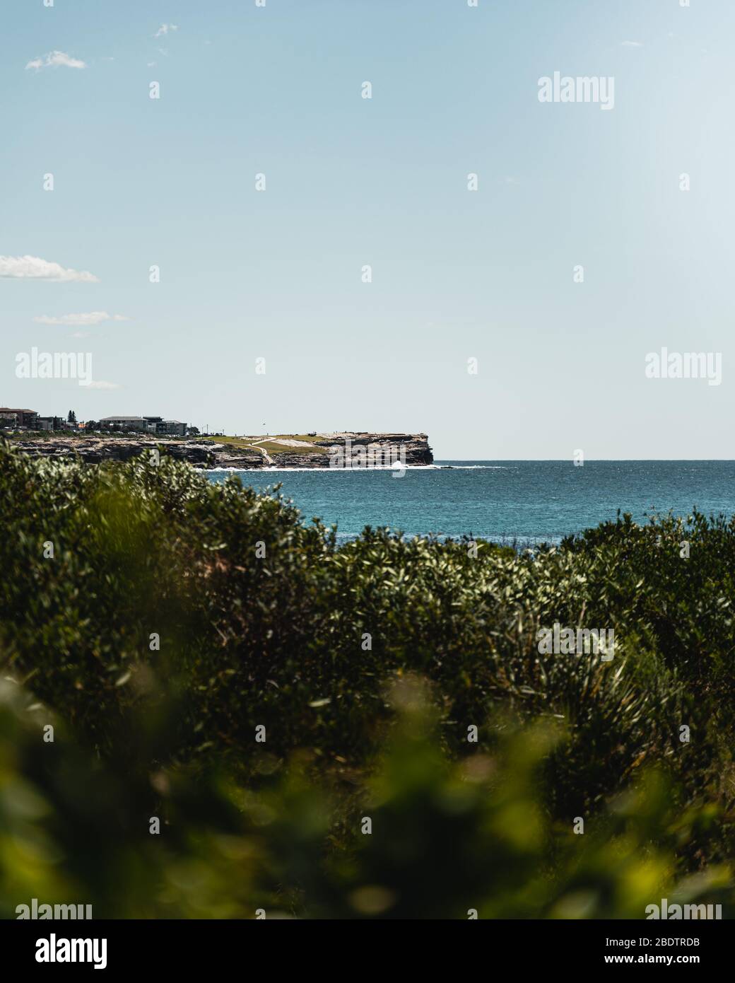 Vista dell'oceano e delle scogliere di Mistral Point, Maroubra, come visto dall'inizio della passeggiata costiera del Parco Nazionale di Malabar Headland. Foto Stock