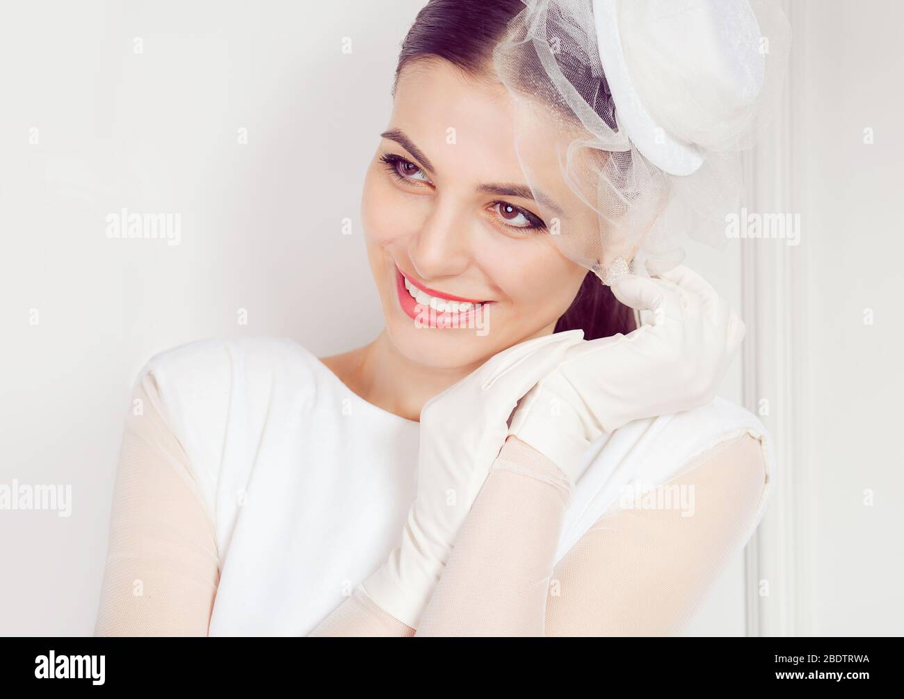 Daydream. Closeup ritratto testa colpo felice misto gara daydreaming sorridente cute fidato sposa femmina business donna isolato sfondo bianco wa Foto Stock