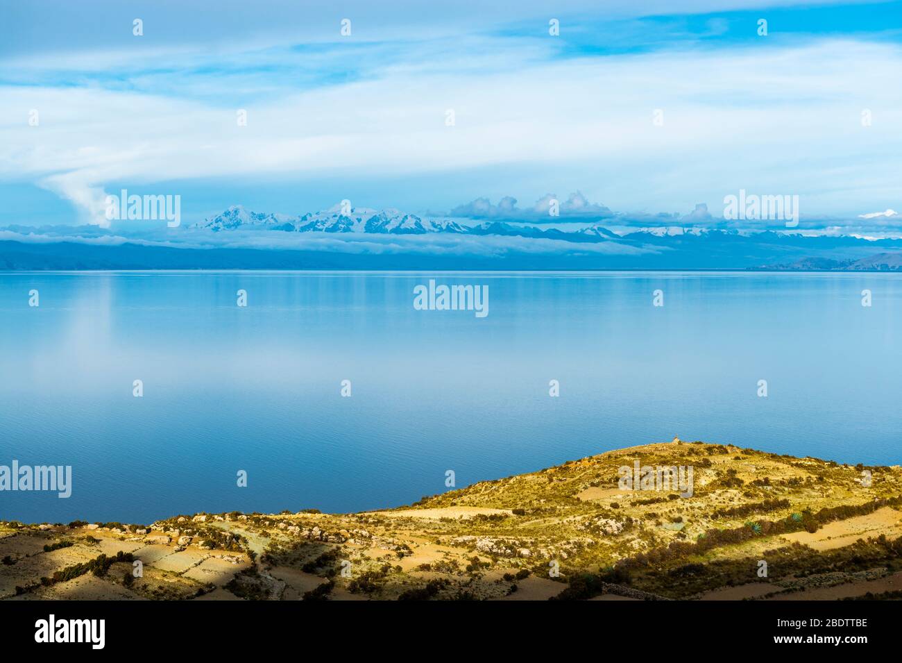 Tramonto sul Lago Titicaca con la Cordillera Blanca o White Mountain Range sullo sfondo, Isla del Sol, Bolivia. Foto Stock