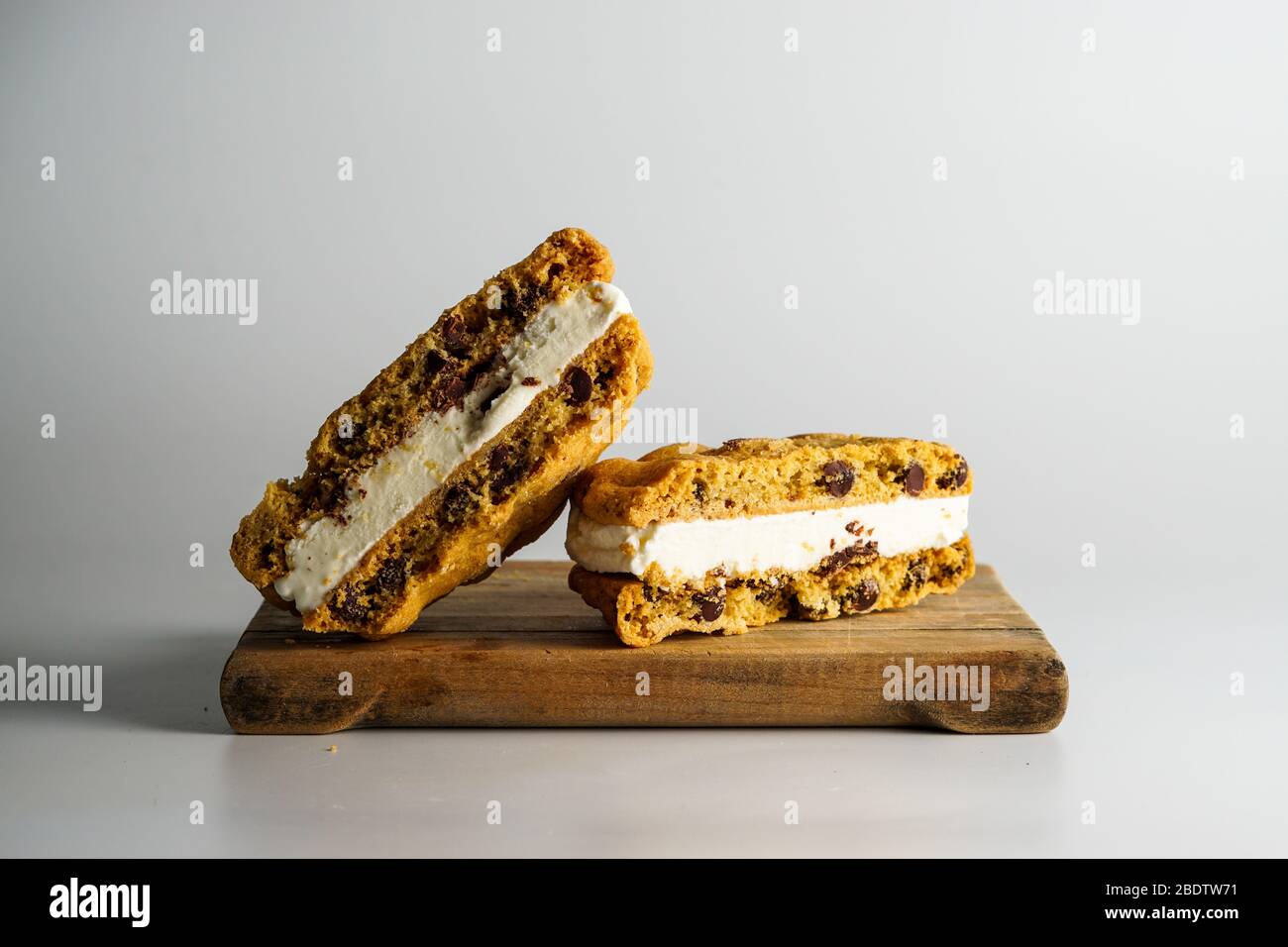 Sandwich al cioccolato con biscotti alla vaniglia e gelato Foto Stock