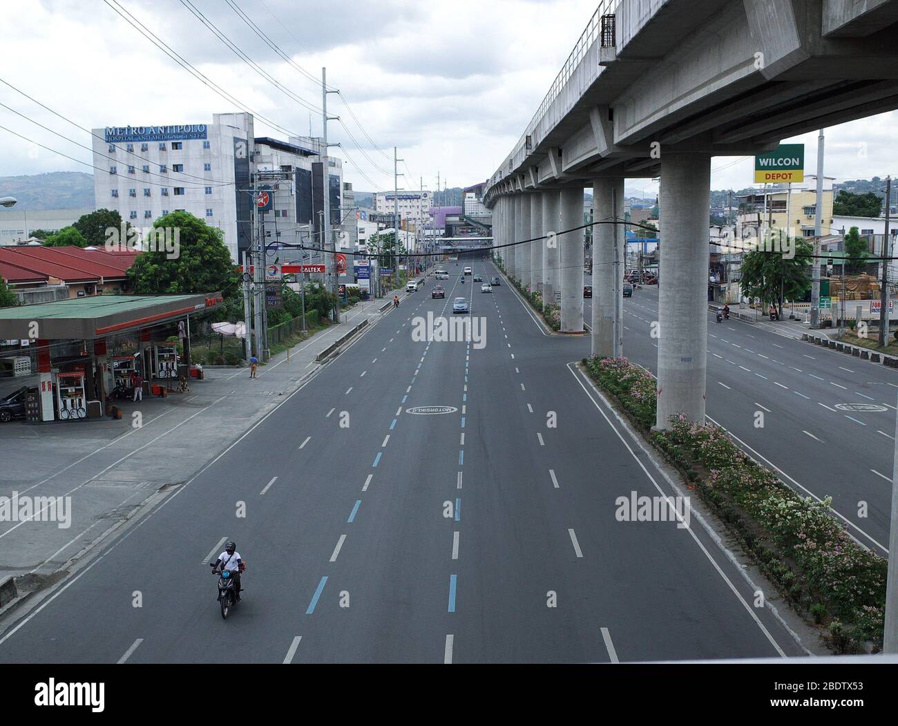 Aprile 9 2020 pochi veicoli percorrono una strada vuota Marcos ad Antipolo, Rizal (Filippine) dopo che il governo ha imposto la quarantena Foto Stock