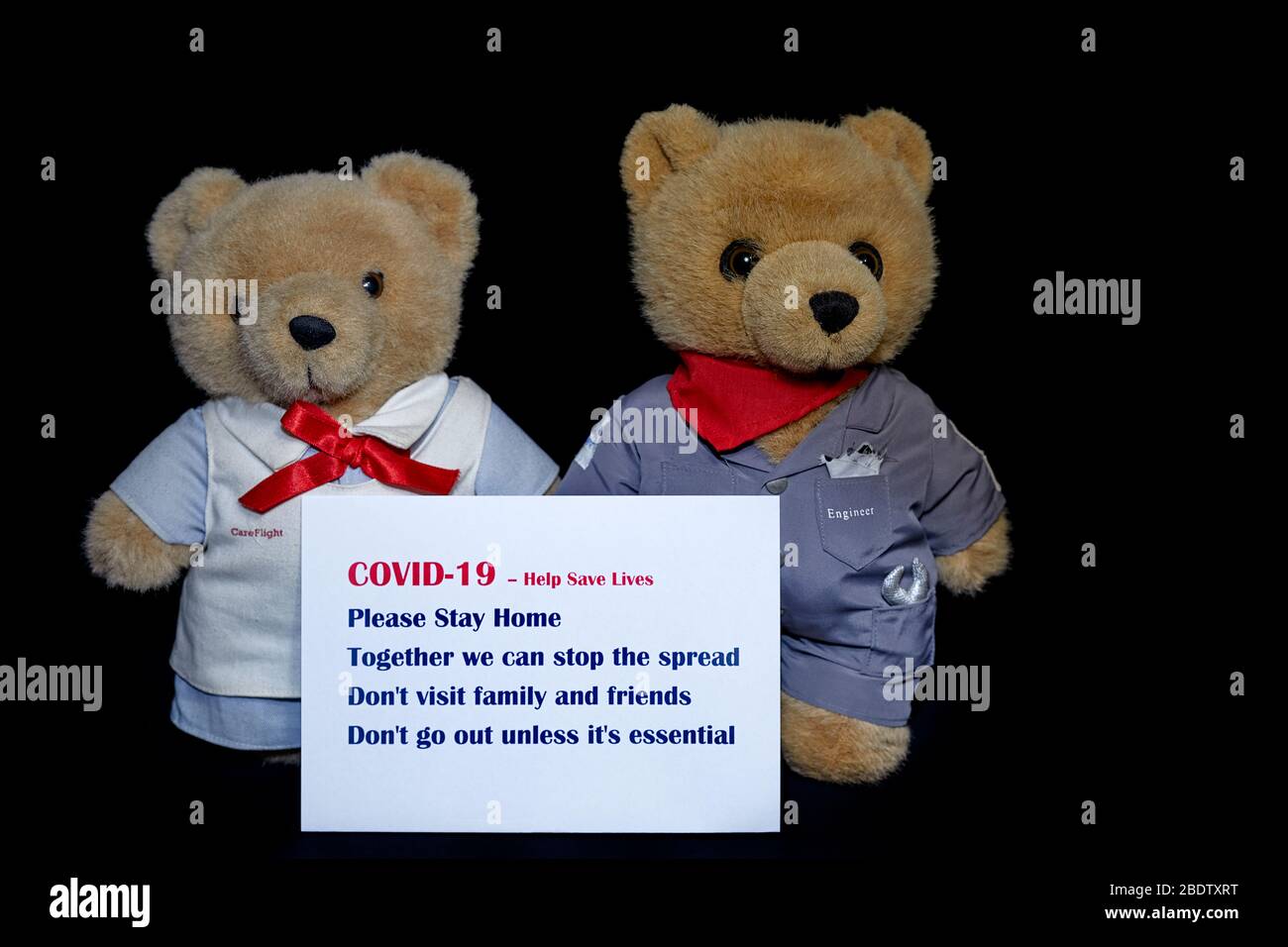 Aiuto Salva vite - per favore rimani a casa e fermare la diffusione di COVID-19 non visitare la famiglia e gli amici. Non uscire a meno che non sia essenziale Foto Stock