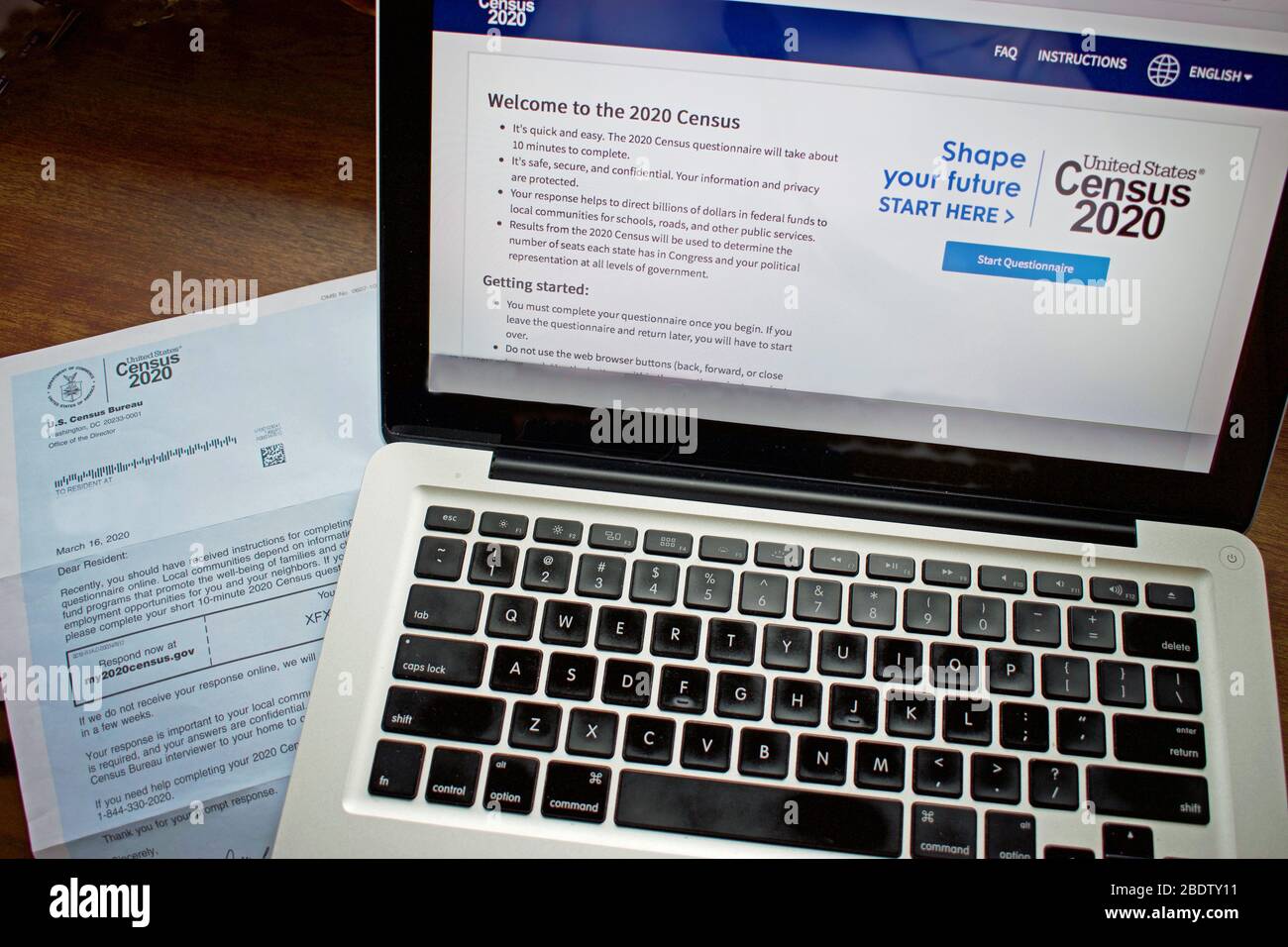 Stati Uniti 2020 Census moduli, lettera, cartolina e pagina web sullo schermo di un notebook Foto Stock