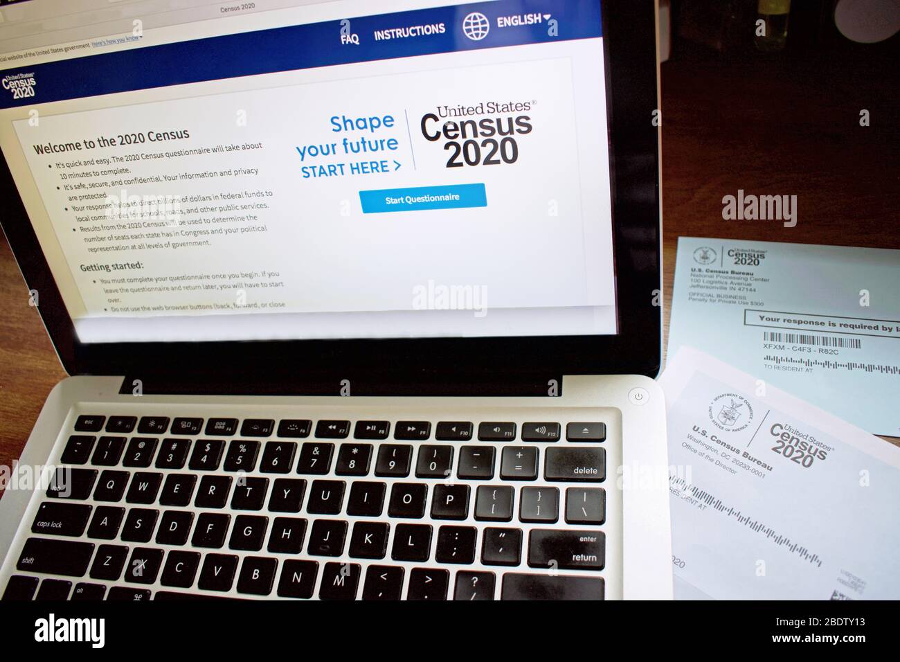 Stati Uniti 2020 Census moduli, lettera, cartolina e pagina web sullo schermo di un notebook Foto Stock