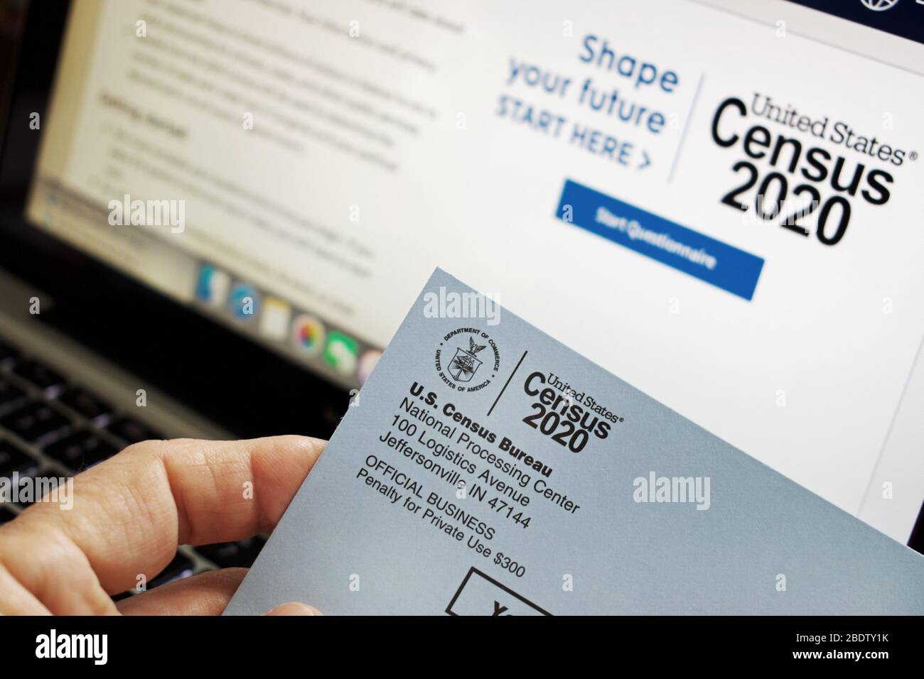 Stati Uniti 2020 Census moduli, lettera, cartolina e pagina web sullo schermo di un notebook Foto Stock