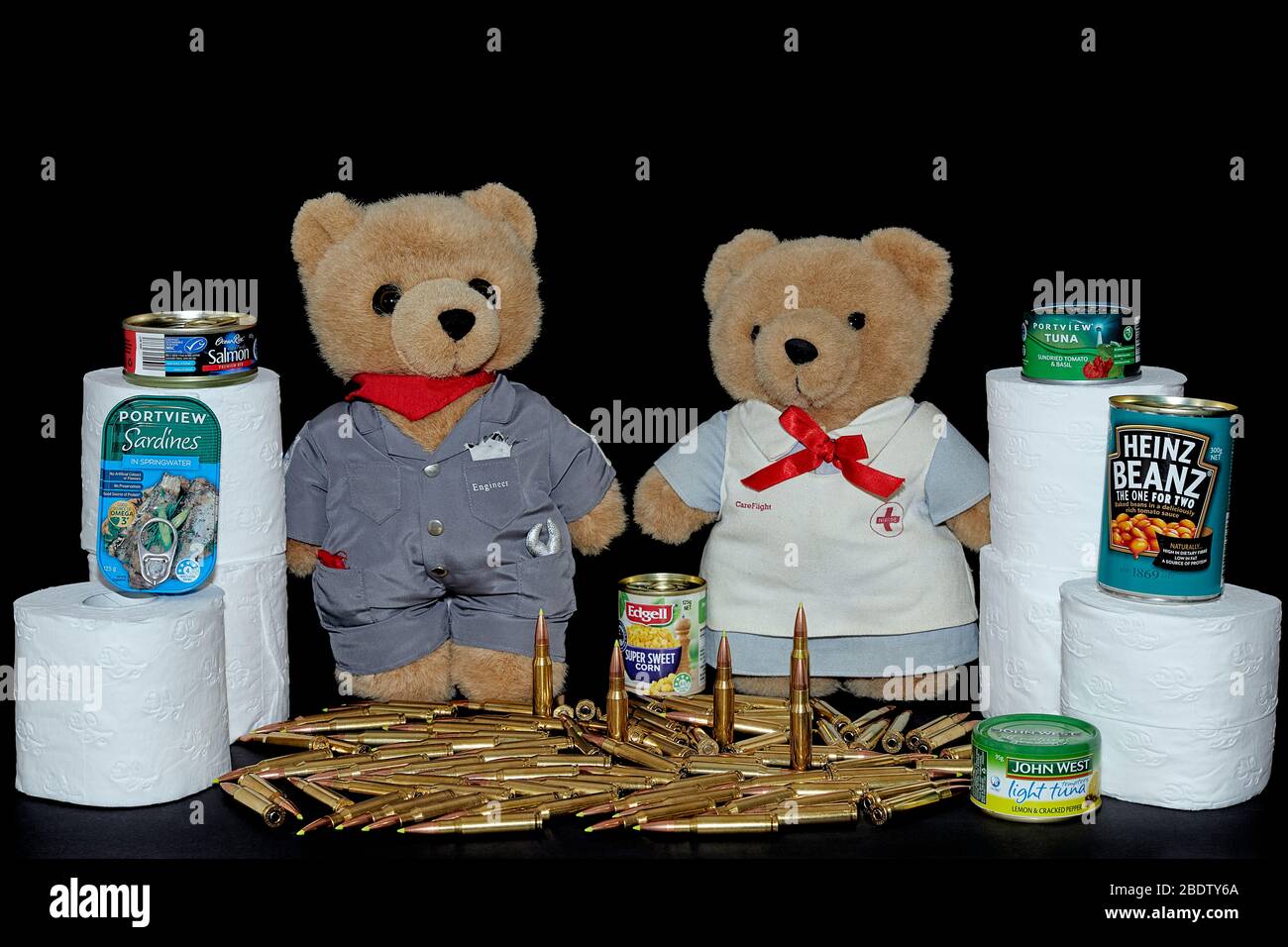 Gli orsi Teddy sono preparati - 308 munizioni di mucchio, cibo in scatola e carta igienica Foto Stock