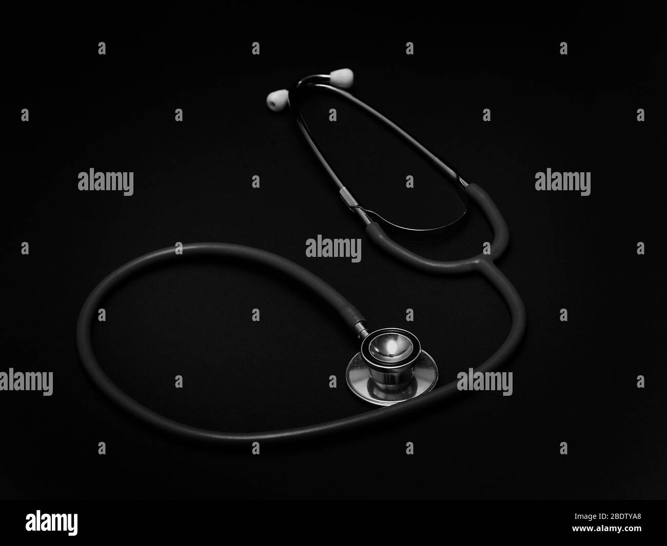 Stetoscopio - uno strumento medico per ascoltare l'azione del cuore o della respirazione di qualcuno, tipicamente avendo un piccolo risonatore a forma di disco che è Foto Stock