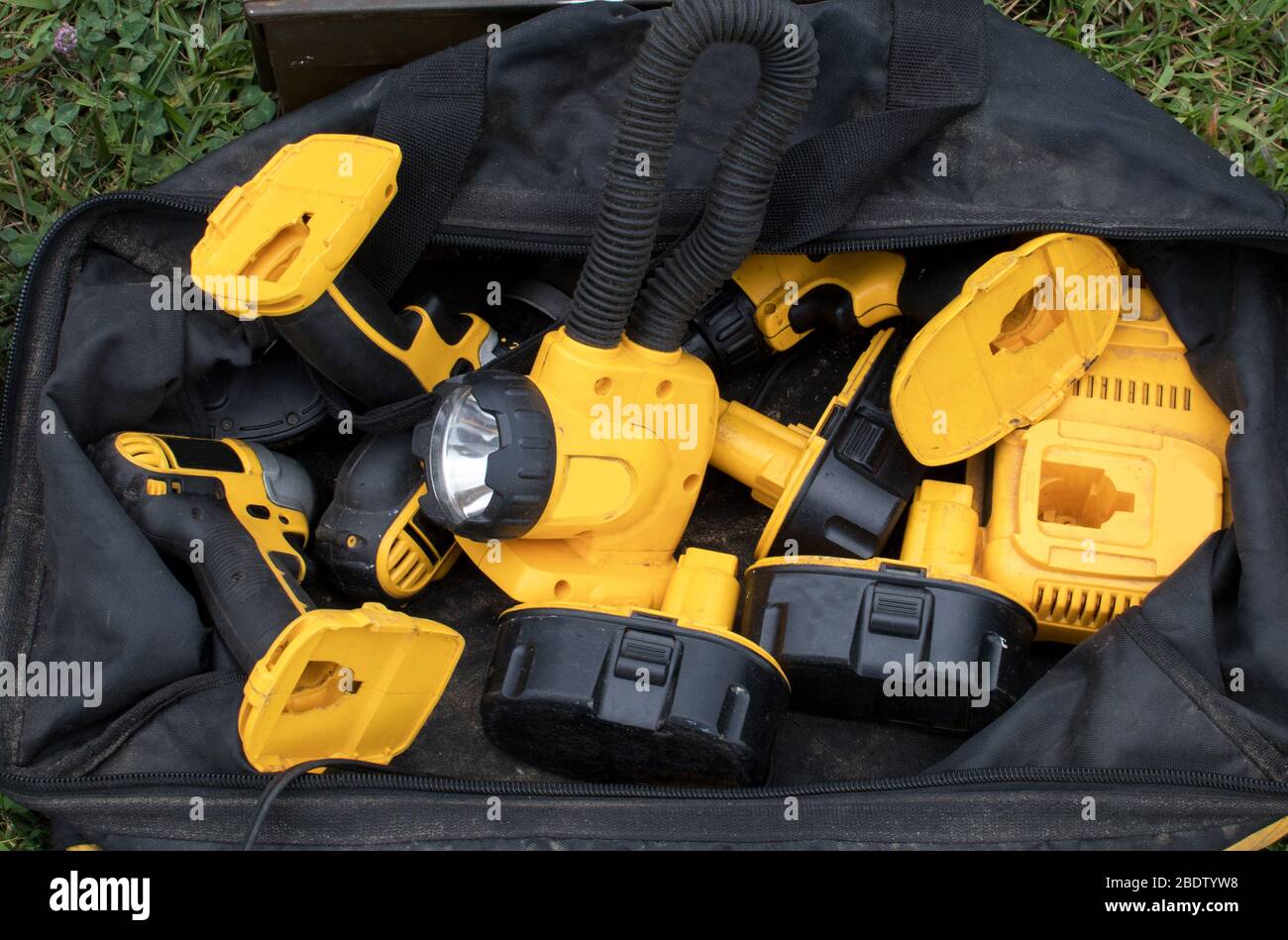 Set di strumenti in un sacchetto è alimentato a batteria e include una luce, trapanare e altri piccoli utensili a mano, con batterie extra Foto Stock