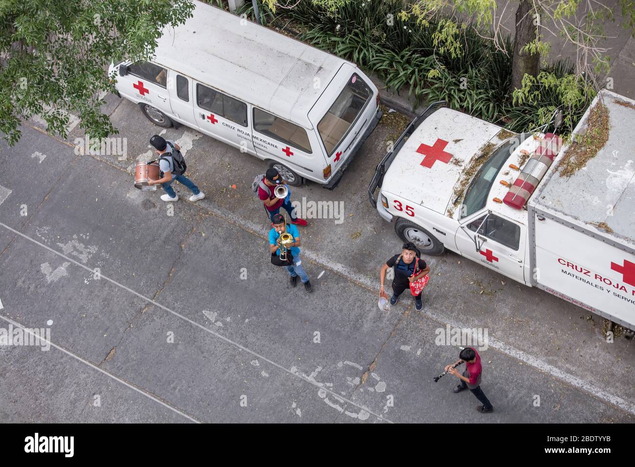 Musicisti di strada suonano per i residenti in Covid-19 lock-down in appartamenti di alto-levamento nella zona Polanco di Città del Messico, Messico Foto Stock